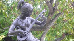 Statue De Musicienne